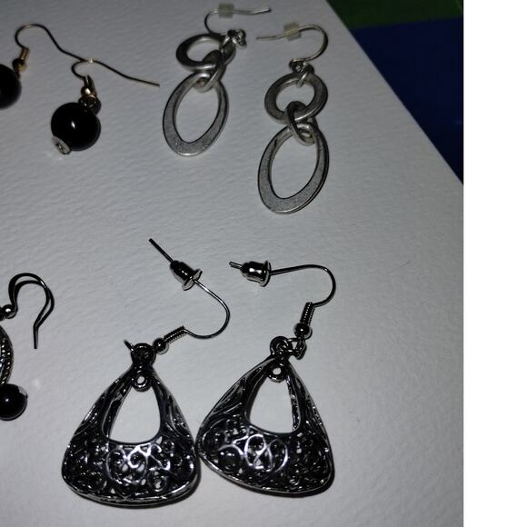 Lot of 5 Pairs of Fashion Jewelry Silver Black White Mixed Pierced Ear Earrings - Picture 4 of 4